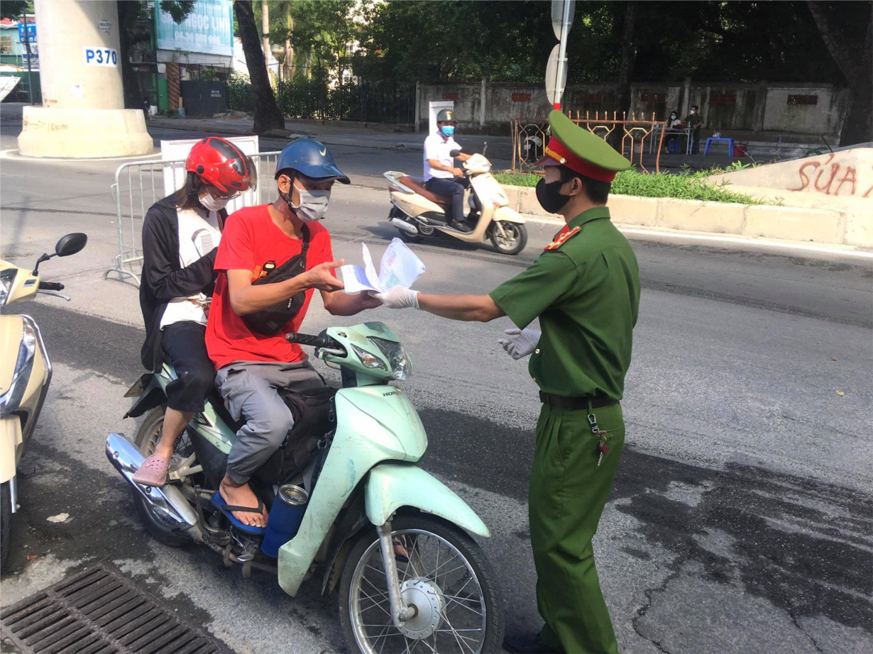 Đường phố đông đúc trong ngày đầu siết chặt giãn cách phòng, chống dịch theo 3 vùng (06/09/2021)